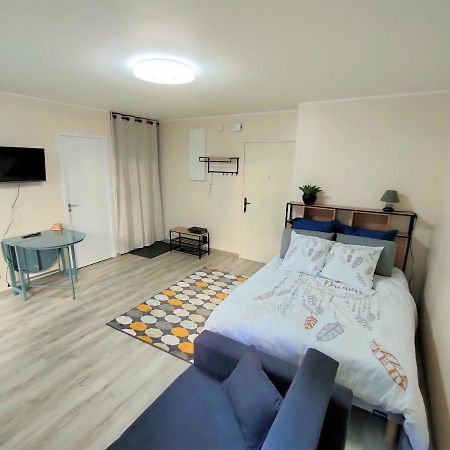 Lovely Flat Nearby Paris Fully Redone With Free Parking On Premises And Balcony Clichy Luaran gambar