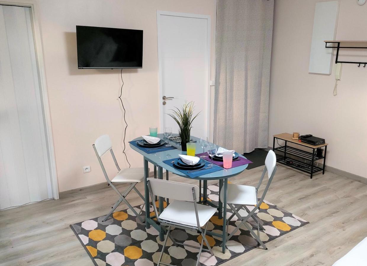 Lovely Flat Nearby Paris Fully Redone With Free Parking On Premises And Balcony Clichy Luaran gambar