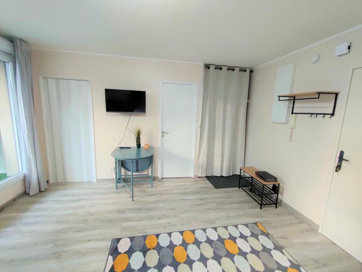Lovely Flat Nearby Paris Fully Redone With Free Parking On Premises And Balcony Clichy Luaran gambar