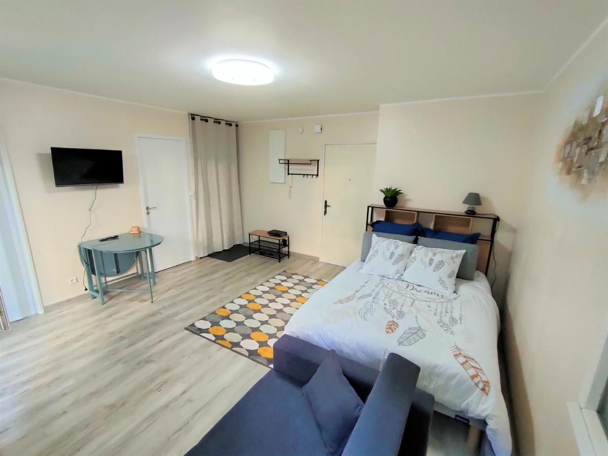 Lovely Flat Nearby Paris Fully Redone With Free Parking On Premises And Balcony Clichy Luaran gambar