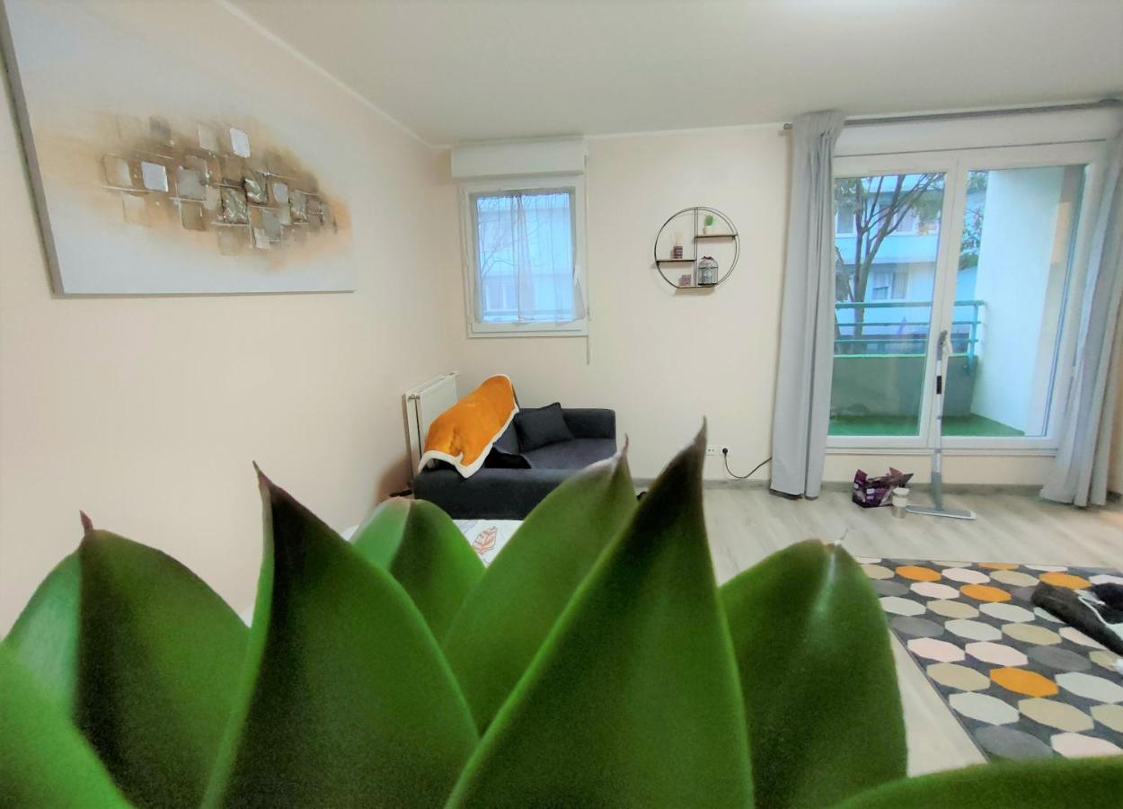Lovely Flat Nearby Paris Fully Redone With Free Parking On Premises And Balcony Clichy Luaran gambar