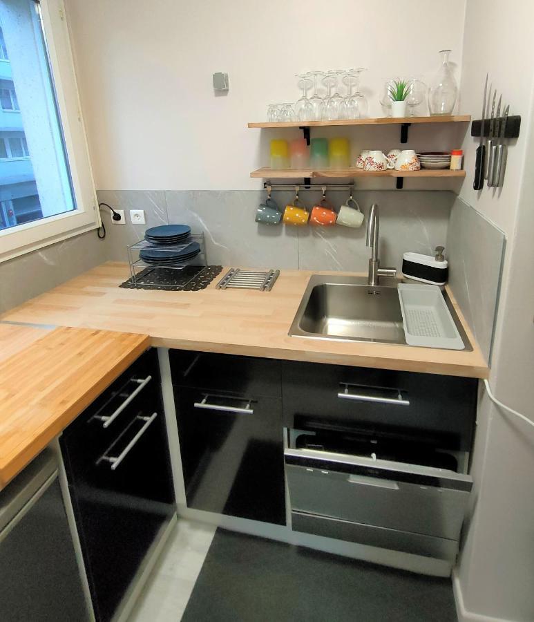 Lovely Flat Nearby Paris Fully Redone With Free Parking On Premises And Balcony Clichy Luaran gambar